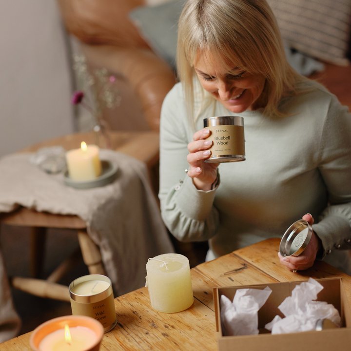 St. Eval - Model unboxes gift box